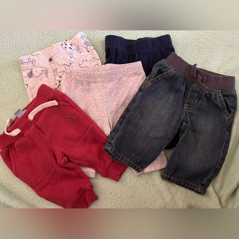 Last chance closing closet 
Set of 5 0-3 month pants